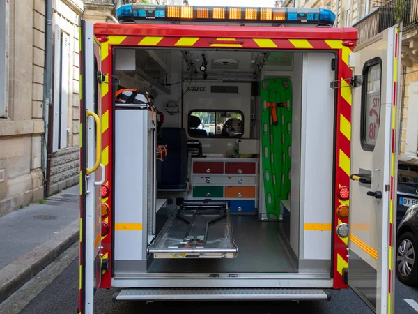 ボルドー アキテーヌフランス 2023 救助トラックフランスの消防救急車の赤いオープン屋内消防車救急車 — ストック写真