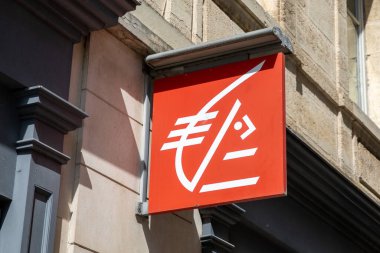 Bordeaux, Aquitaine France - 05 09 2023: Caisse d 'epargne kırmızı işaret levhası ve logo duvarı perakende banka girişi
