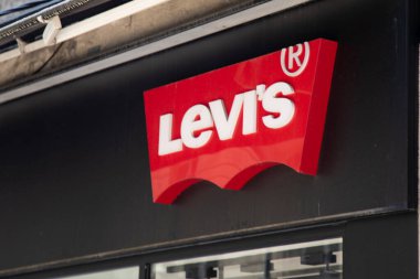 Bordeaux, Aquitaine France - 05 09 2023: Levis giyim mağazası marka metin ve mağaza logosu Levi 'nin sokak duvarındaki ön cephesini imzaladı