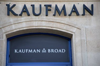 Lyon, Aura France - 04 24 2023: Kaufman & Broad ofis cephesi logosu ve Amerikan KB Ev Yapımı İşletme Duvarı Ofisi 'nin marka metin yan kuruluşu