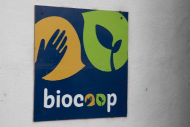 Bordeaux, Aquitaine France - 02 27 2023: Biocoop logosu ve dükkan zinciri duvar girişi ön cephe biyoloji mağazası süpermarketinde marka metni