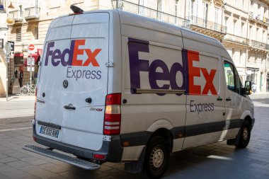 Bordeaux, Aquitaine France - 05 01 2023: Fedex Express marka Mercedes ve şehir merkezindeki alışveriş merkezinde paket teslimatı yapan minibüs kamyonunda metin imzaladı