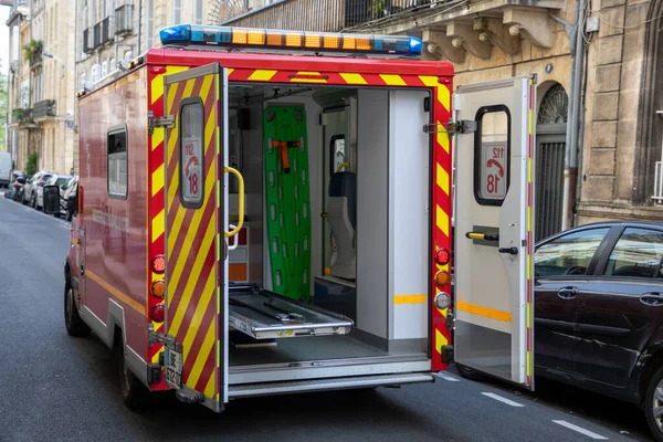 ボルドー アキテーヌフランス 2023年 救急車の赤い消防士バン救助緊急時と被害者支援車両消防士は 内部のオープンドアで — ストック写真