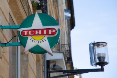 Bordeaux, Aquitaine France - 05 09 2023: tchip coiffure logo markası ve ucuz kuaför ucuz kuaförlü Fransız berber dükkanı