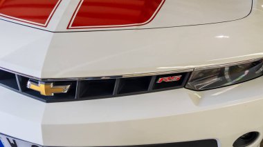 Bordeaux, Aquitaine France - 05 09 2023: Chevrolet Camaro 'nun logo metni ve markası Amerikan spor kaslı otomobil otomobili önünde