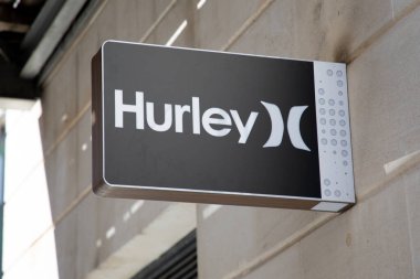 Bordeaux, Aquitaine France - 05 09 2023: Hurley logosu ve mağazanın ön cephesindeki moda kıyafetleri yaşam tarzı paten ve eğlence panosu dükkanında yazı