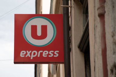 Bordeaux, Aquitaine France - 05 02 2023: Süper U küçük pazar logosu metni ve Fransa 'da marka pazarı cephesini imzaladı