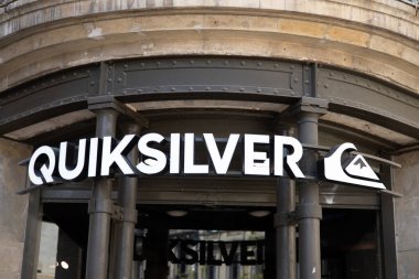 Bordeaux, Aquitaine France - 05 09 2023: Quiksilver metin işareti ve logo markası mağaza cephesinin ön girişi