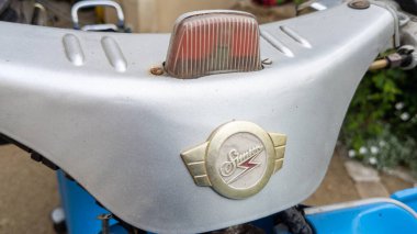 Bordeaux, Aquitaine France - 05 09 2023: Simson Schwalbe GDR Doğu Almanya 'dan antik scooter üzerinde mogo logosu ve metin işareti