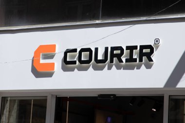 Lyon, Aura France - 04 24 2023: Courir c logo mağazası önü ve futbol ayakkabıları perakende ayakkabı mağazası spor ayakkabı mağazası ön duvar önü ön tabela mağaza cephesi