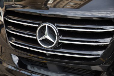 Bordeaux, Aquitaine France - 05 01 2023: Mercedes-Benz Vito kısa mesafe koşucusu şehir merkezinde siyah Mercedes sınıfı v van