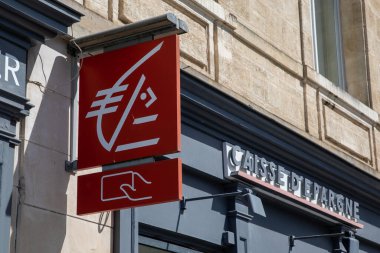 Bordeaux, Aquitaine France - 05 09 2023: Cisse d 'epargne logo marka ATM ön cephe duvarı Fransız perakendecisi perakende satış ofisi metin ofisi imzası