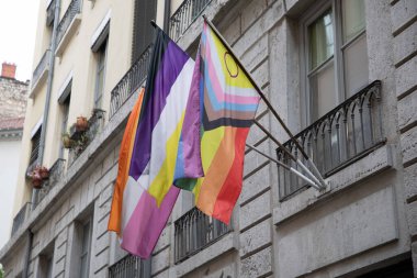 İlerleme LGBTQ ilerleme ön cephe ofisinde gökkuşağı bayrağı dalgalanıyor