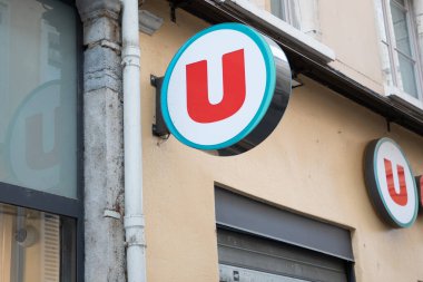 Bordeaux, Aquitaine France - 05 02 2023: Super U market ön cephe marketi marka levha mağazası ve Fransa 'da yuvarlak U logo metni