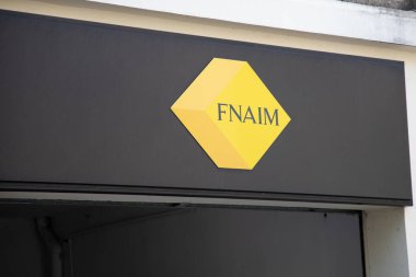 Lyon, Aura France - 05 01 2023: fnaim logo cephe ve metin imzalı ön cephe duvarı ofis emlak acentesi