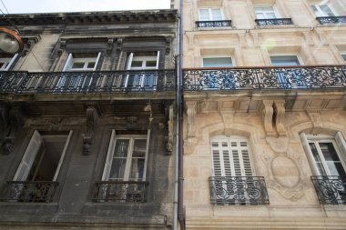 Yıkanan duvarların dış cephesi temizlenmeden önce ve sonra bina cephesini temizleyin.