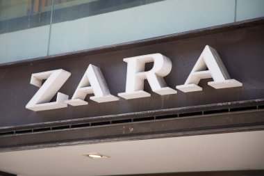 Bordeaux, Aquitaine France - 04 17 2023: zara logosu duvar cephesi ve moda butiği İspanyol giyim mağazasının marka metnini