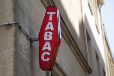 Bordeaux, Aquitaine France - 05 09 2023: Tütün deposu için Tabac Fransız markası kırmızı logo bir tabela mağaza duvarının ön cephesi metni beyaz