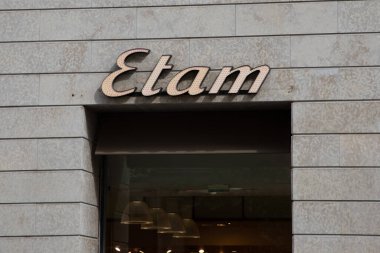 Bordeaux, Aquitaine France - 05 09 2023: etam logo markası ve metin imzası şehrin ön cephesindeki dükkan girişinde