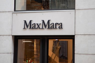 Bordeaux, Aquitaine France - 05 19 2023: Maksimum Marka Metin Mağazası tabelası ve logo tabelası