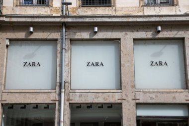 Bordeaux, Aquitaine France - 05 19 2023: zara spanish brand facade store tabelası ve dükkan duvarında logo işareti