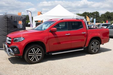 Bordeaux, Aquitaine France - 05 19 2023: Mercedes Benz Sınıfı X sınıfı lüks araba kırmızı pikap