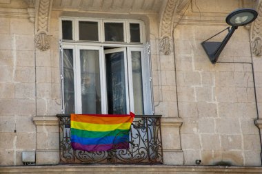 Igbt gay renklerinde şehir caddesinde gökkuşağı renkli balkon cephesi