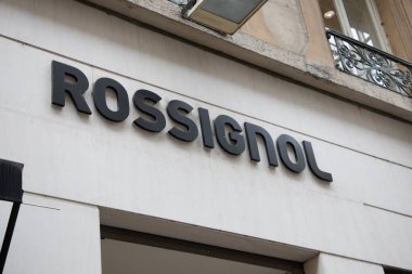 Bordeaux, Aquitaine France - 05 19 2023: Rossignol logo metni ve giriş duvarı ön cephe kayak dükkanındaki marka tabelası