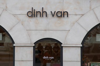 Bordeaux, Aquitaine France - 05 19 2023: Dinh Van kuyumcu butiği logosu, marka girişi ve duvardaki yazı tabelası ticari moda mağazası