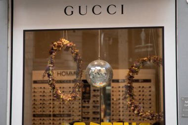 Bordeaux, Aquitaine France - 05 19 2023: Gucci logosu ve metin işareti giriş butik deri çanta desenli lüks moda mağazası vitrinleri ön cephe