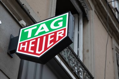 Bordeaux, Aquitaine France - 05 19 2023: Tag Heuer marka logo ve ön cephe işareti İsviçreli fabrika saatleri