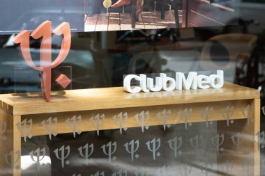 Bordeaux, Aquitaine France - 05 01 2023: Club Med logosu metin ve marka işareti ön duvar ön cephesi Club Mediterranee ofis seyahat acentesi her şeyi kapsayan otel