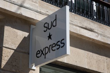 Bordeaux, Aquitaine France - 05 19 2023: Fransız moda mağazası ön cephesinde Sud Express yazı ve logo damgası