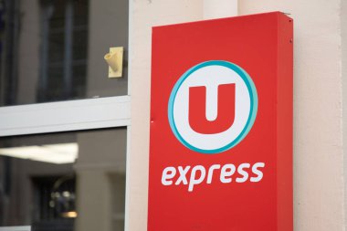 Bordeaux, Aquitaine France - 05 02 2023: Super U Express logo markası ve Fransa 'nın süpermarketine giriş imzası