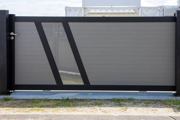 ポータルグレースライド高と近代的な金属ドアグレーの外観産業用鋼門の入り口 — ストック写真