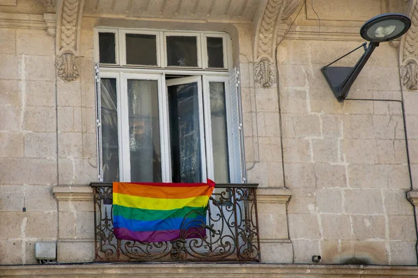 Tęcza Kolorowe Flaga Balkon Fasada Miasto Ulica Lgbt Gej Lesbijskie — Zdjęcie stockowe