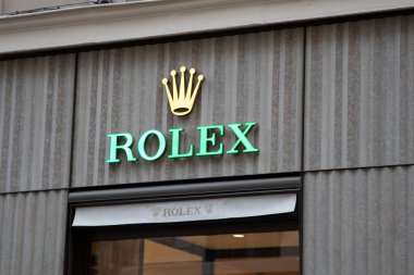 Bordeaux, Aquitaine France - 05 19 2023: Rolex marka logo ve İsviçre 'nin Cenevre İsviçre' deki lüks saat üreticisi dükkanının metin imza zinciri