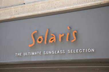 Bordeaux, Aquitaine France - 05 19 2023: Solaris logo mağazası ve metin tabelası ön cephe duvarında, güneş gözlüğü girişi butik perakendecisi küresel satıcı