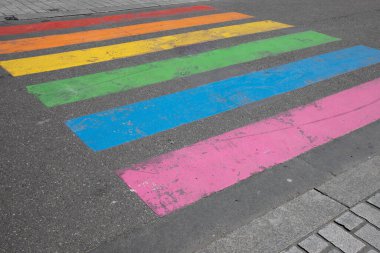 Şehir merkezindeki LGBT + topluluğunun cinsiyet ayrımcılığı kavramına gökkuşağı renginde bir bayrak işareti çizerek geçen yaya yolu.