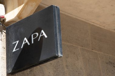 Bordeaux, Aquitaine France - 05: 15 2023: zapa tabela yazı ve logosu moda kıyafetleri üzerine duvar cephesi girişi