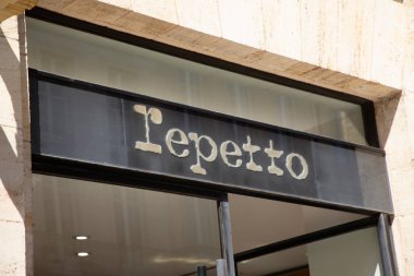 Bordeaux, Aquitaine France - 05 19 2023: Repetto logo metni ve Fransa lüks evren klasik dans kıyafetleri mağazası mağazası.