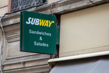 Bordeaux, Aquitaine France - 05 02 2023: Metro logosu ve Amerikan restoranının ön cephe işareti