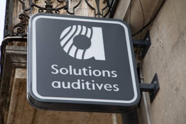 Bordeaux, Aquitaine France - 05 09 2023: Amplifon ön cephe logosu ve metin imzası girişi tıbbi işitme cihazı mağazası