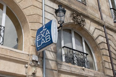 Bordeaux, Aquitaine France - 05 09 2023: EXALAB logosu ve Fransa Tıbbi Biyoloji Laboratuvarı zinciri önündeki duvar giriş kapısı