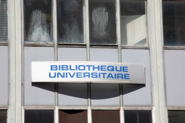 Bibliotheque Universitaire şehir merkezindeki Üniversite Kütüphanesi Binası öğrencisinin cephesinde Fransızca metin imzaladı