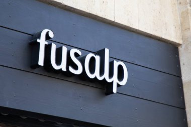 Bordeaux, Aquitaine France - 05 09 2023: Fusalp logosu ve metin imzası şehrin dış cephesi girişinde