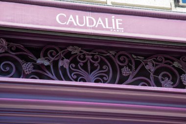 Bordeaux, Aquitaine France - 05 19 2023: Fransa 'daki kozmetik mağazasının ön cephesinde Caudalie zinciri yazı ve logosu