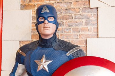 Bordeaux, Aquitaine France - 05 19 2023: Kaptan Amerika Marvel Legends 'in dev oyuncak portresi