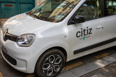 Bordeaux, Aquitaine France - 05 09 2023: Şehir merkezindeki kiralık araba konsept araçlarının yan Renault twingo kapısı üzerindeki vatandaş yazısı ve logosu