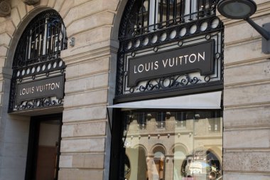 Bordeaux, Aquitaine France - 05 19 2023: Louis Vuitton marka logo duvar cephesi ve dükkanın önünde metin girişi moda dükkanı